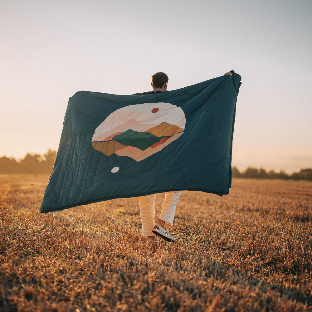 VOITED Fleece Outdoor Camping Blanket - Day & Night