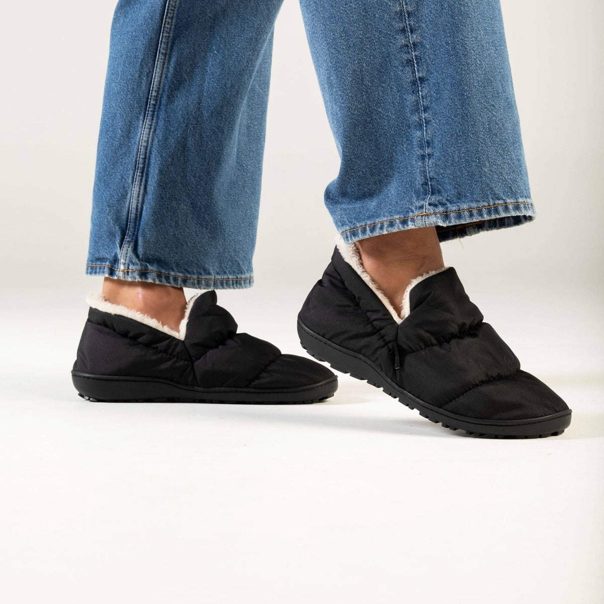 VOITED CloudTouch® Slippers - Lightweight, Indoor/Outdoor Fleece-Lined Camping Slippers - Black Footwear VOITED 