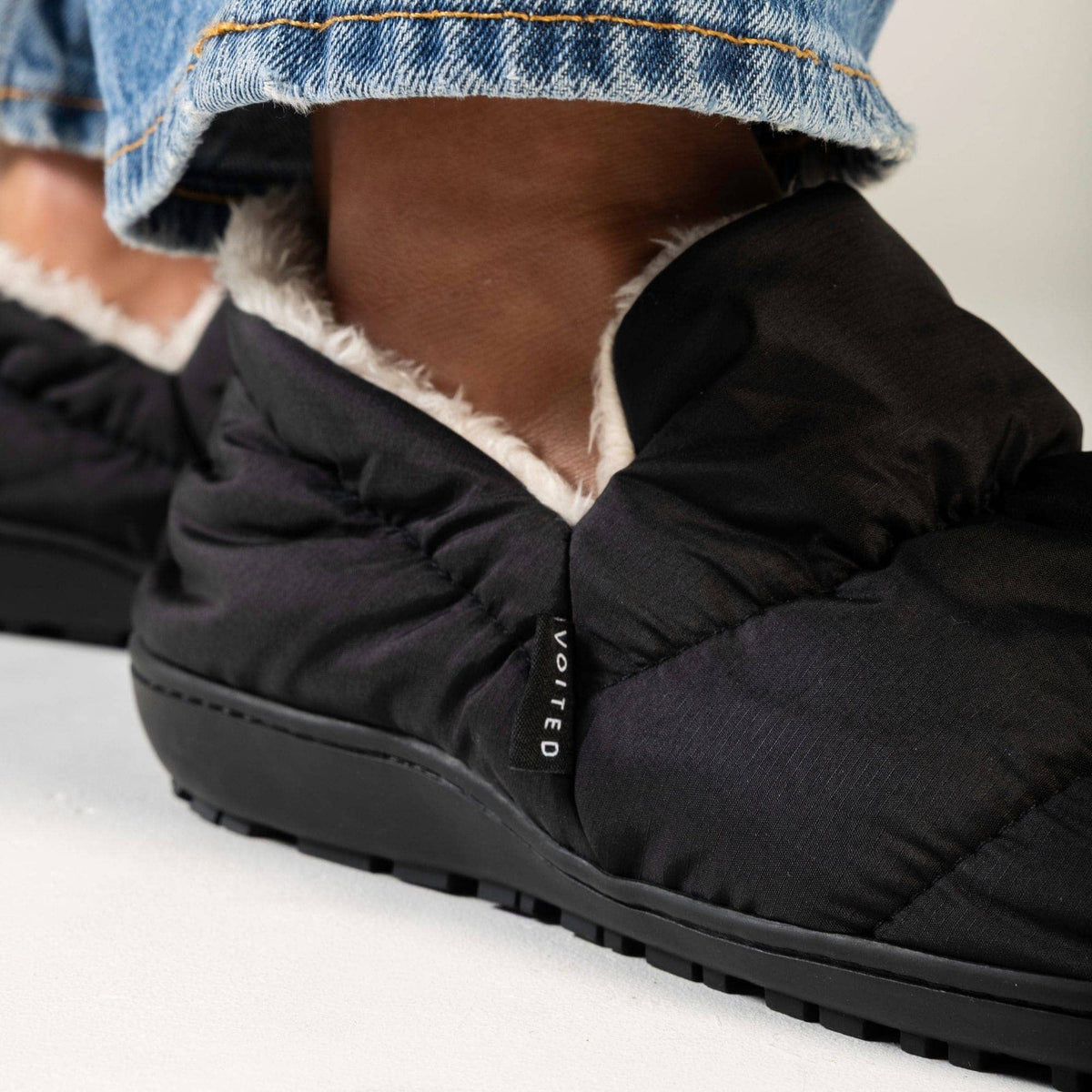 VOITED CloudTouch® Slippers - Lightweight, Indoor/Outdoor Fleece-Lined Camping Slippers - Black Footwear VOITED 